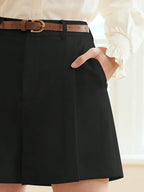 Pantaloncini neri a vita alta con tasche e cintura