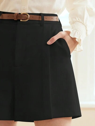 Pantaloncini neri a vita alta con tasche e cintura