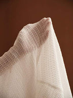 Copricostume bianco con scollo a V e guscio decorativo