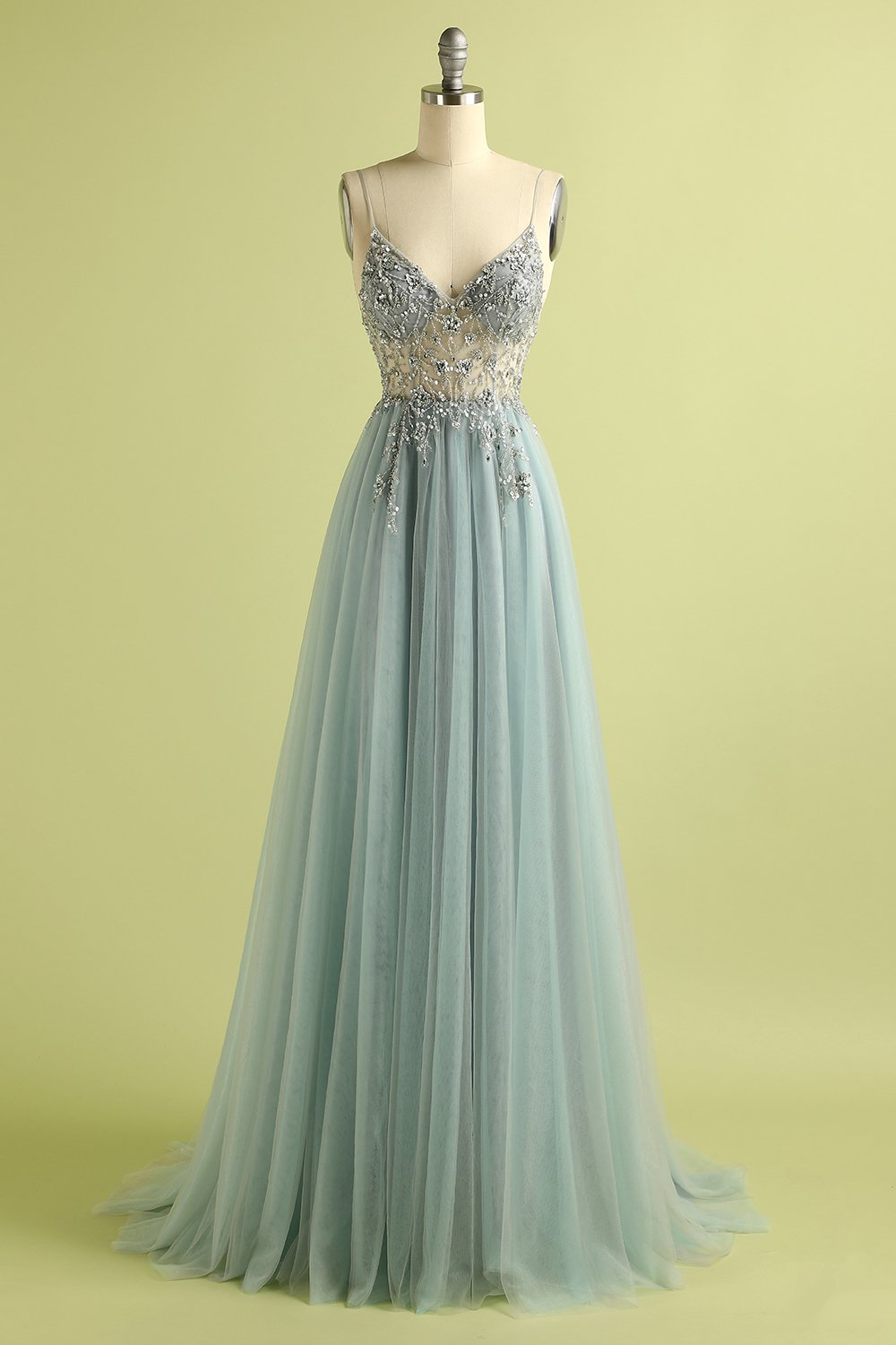 Abito lungo in tulle azzurro con ricami e perline