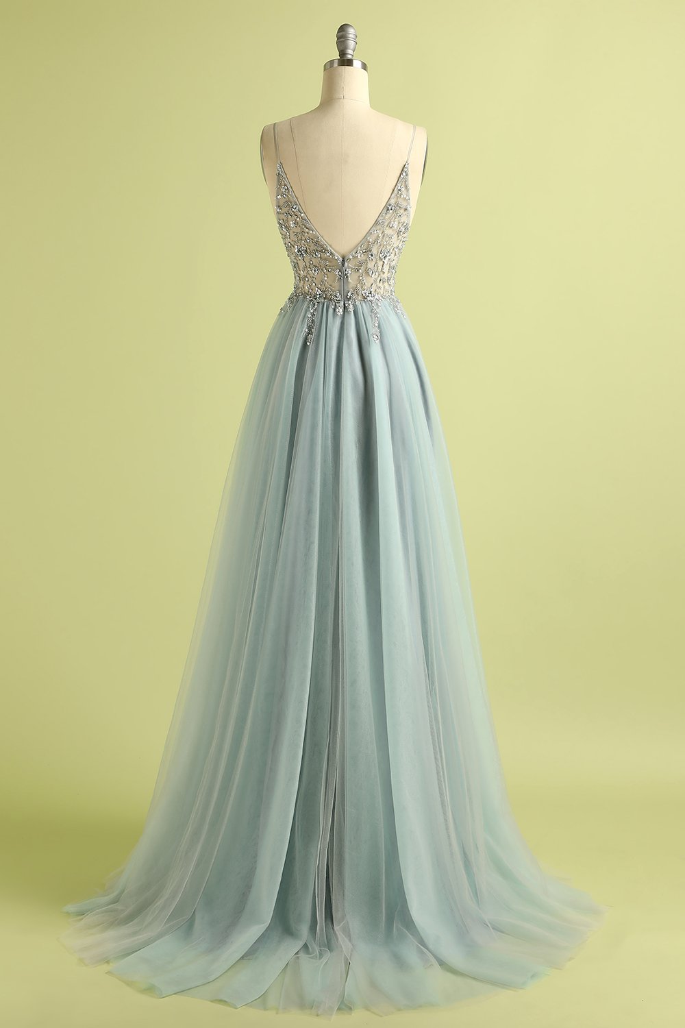 Abito lungo in tulle azzurro con ricami e perline