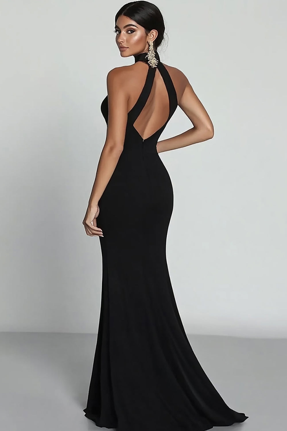 Abito lungo nero halter con scollo a goccia e spacco