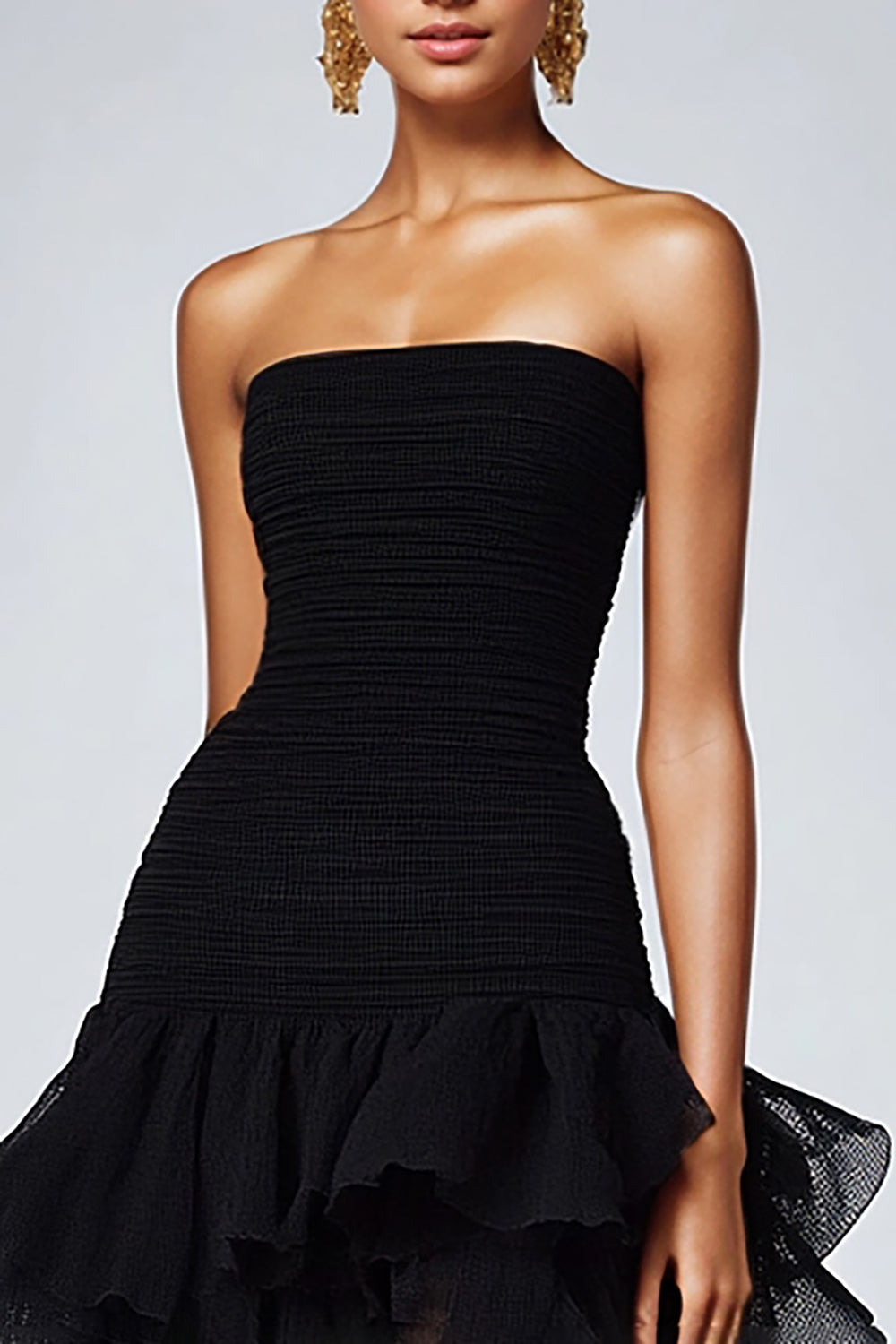 Abito formale nero senza spalline con volant in tulle