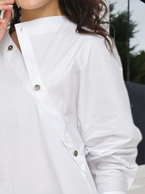 Camicia bianca asimmetrica con bottoni e maniche lunghe