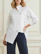Camicia bianca asimmetrica con bottoni e maniche lunghe