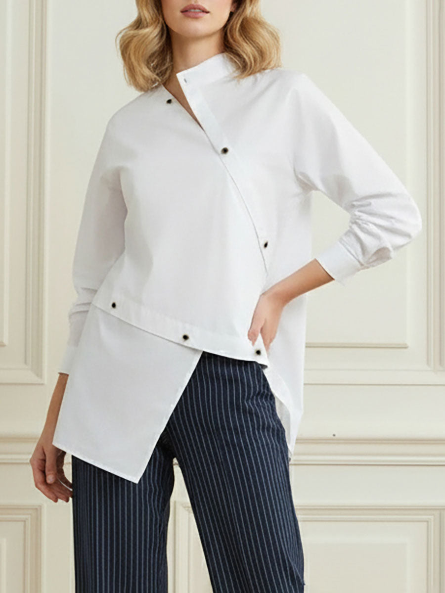 Camicia bianca asimmetrica con bottoni e maniche lunghe