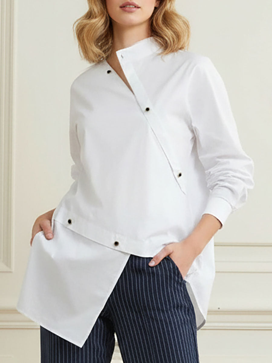Camicia bianca asimmetrica con bottoni e maniche lunghe