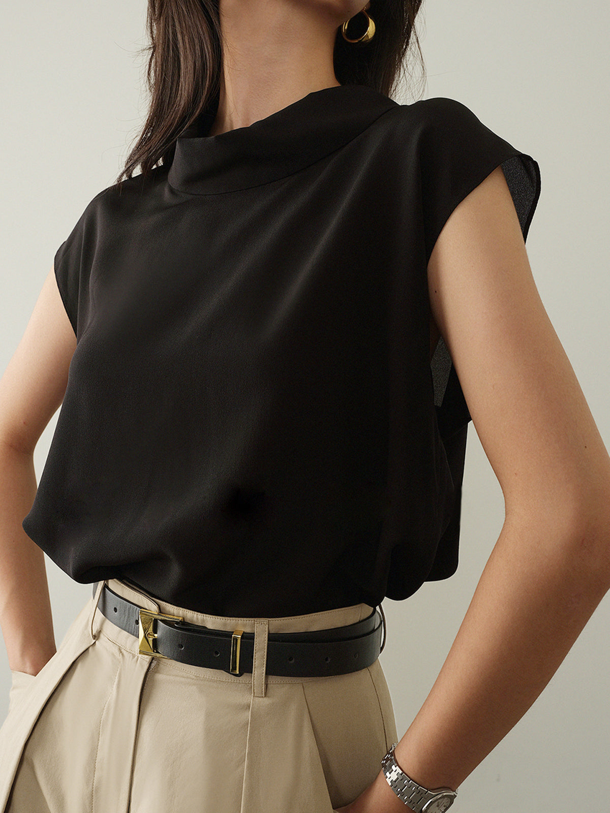 Top nero maniche corte con collo alto