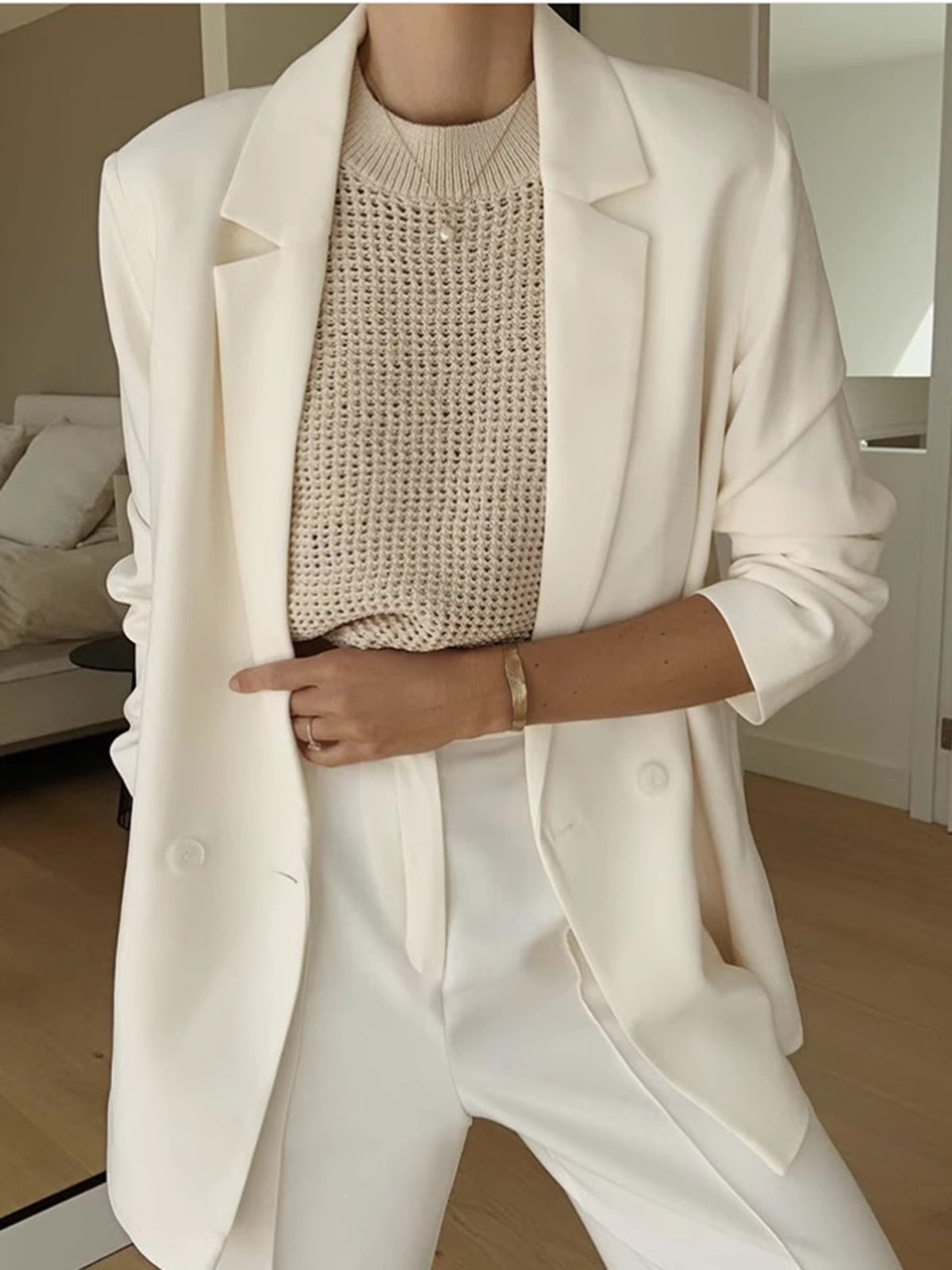 Top beige senza maniche in maglia traforata