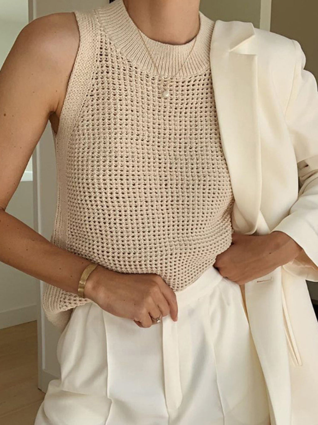 Top beige senza maniche in maglia traforata