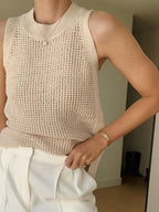 Top beige senza maniche in maglia traforata
