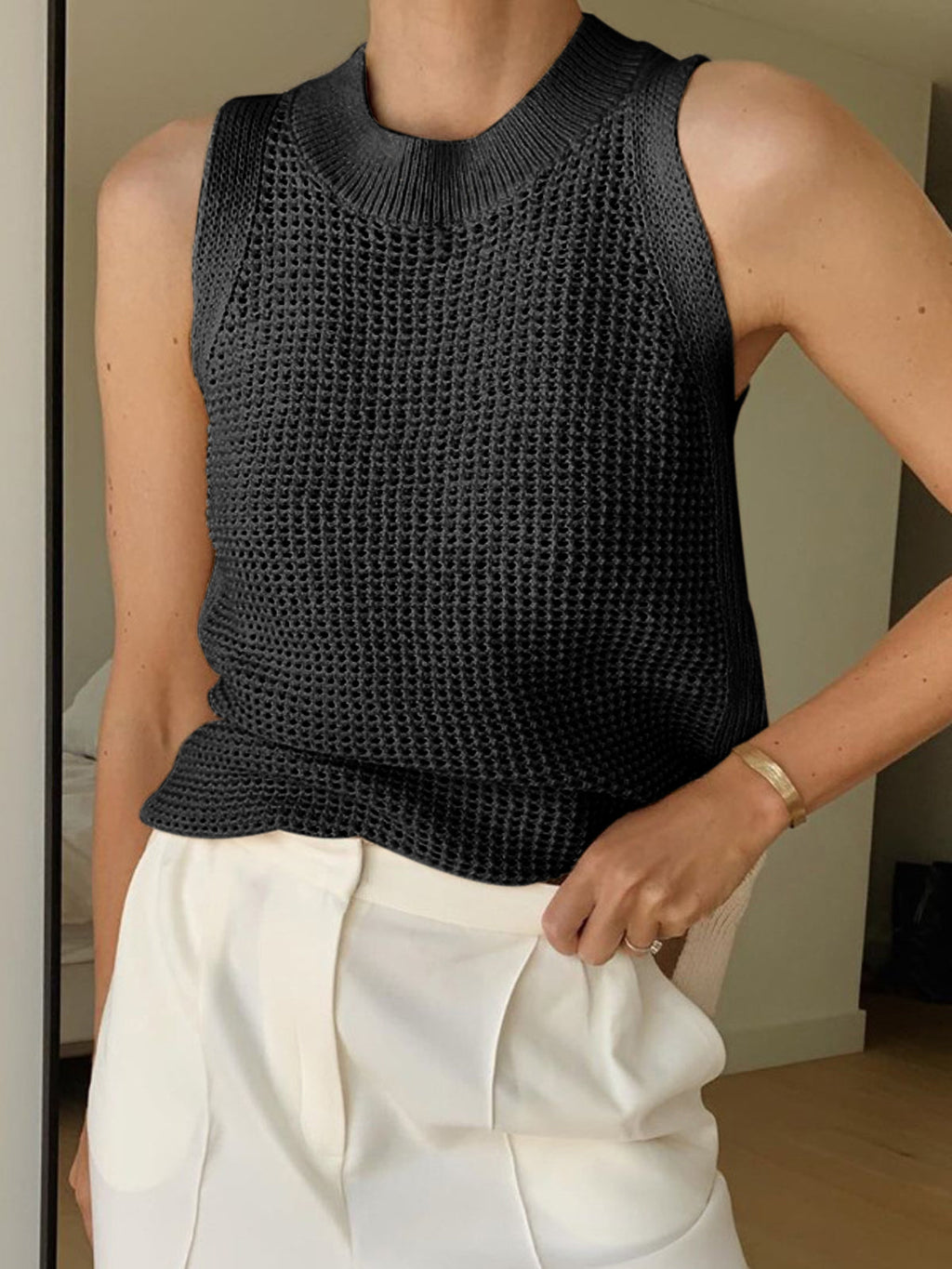 Top beige senza maniche in maglia traforata