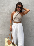 Top halter beige senza maniche con incrocio frontale