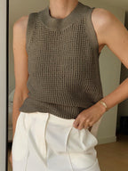 Top beige senza maniche in maglia traforata