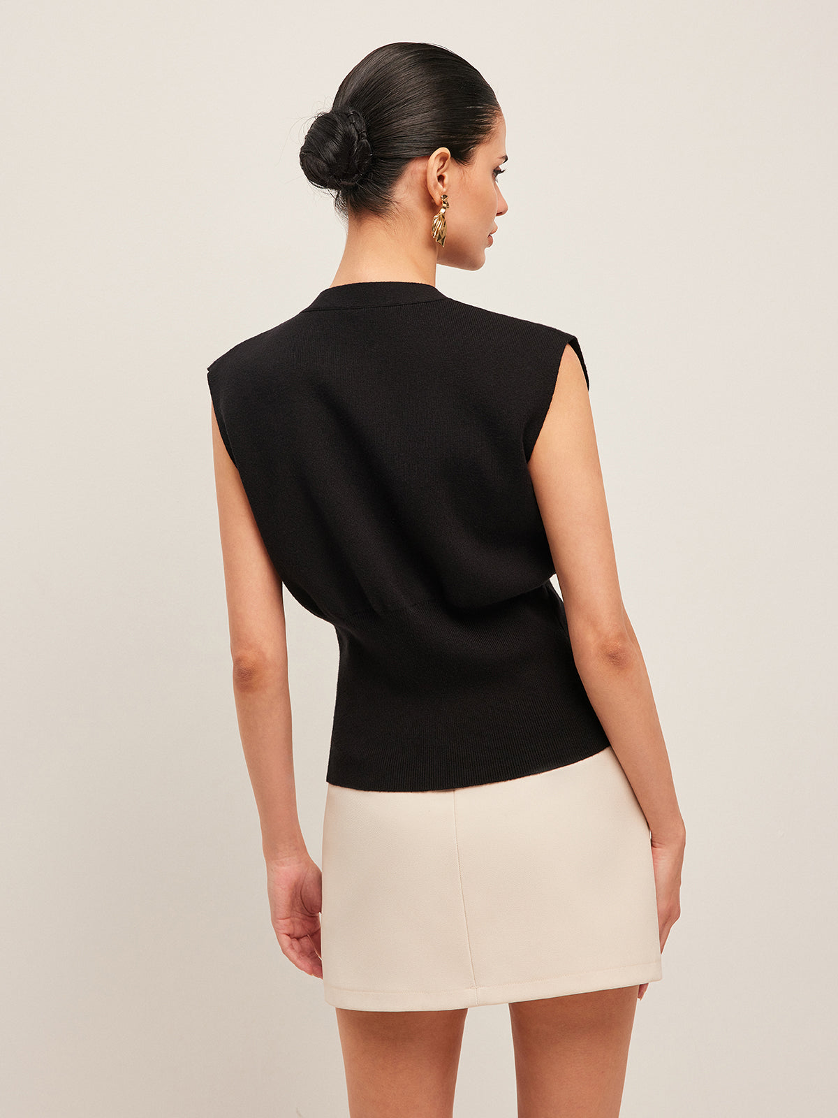 Gilet nero senza maniche con scollo a V e bottone