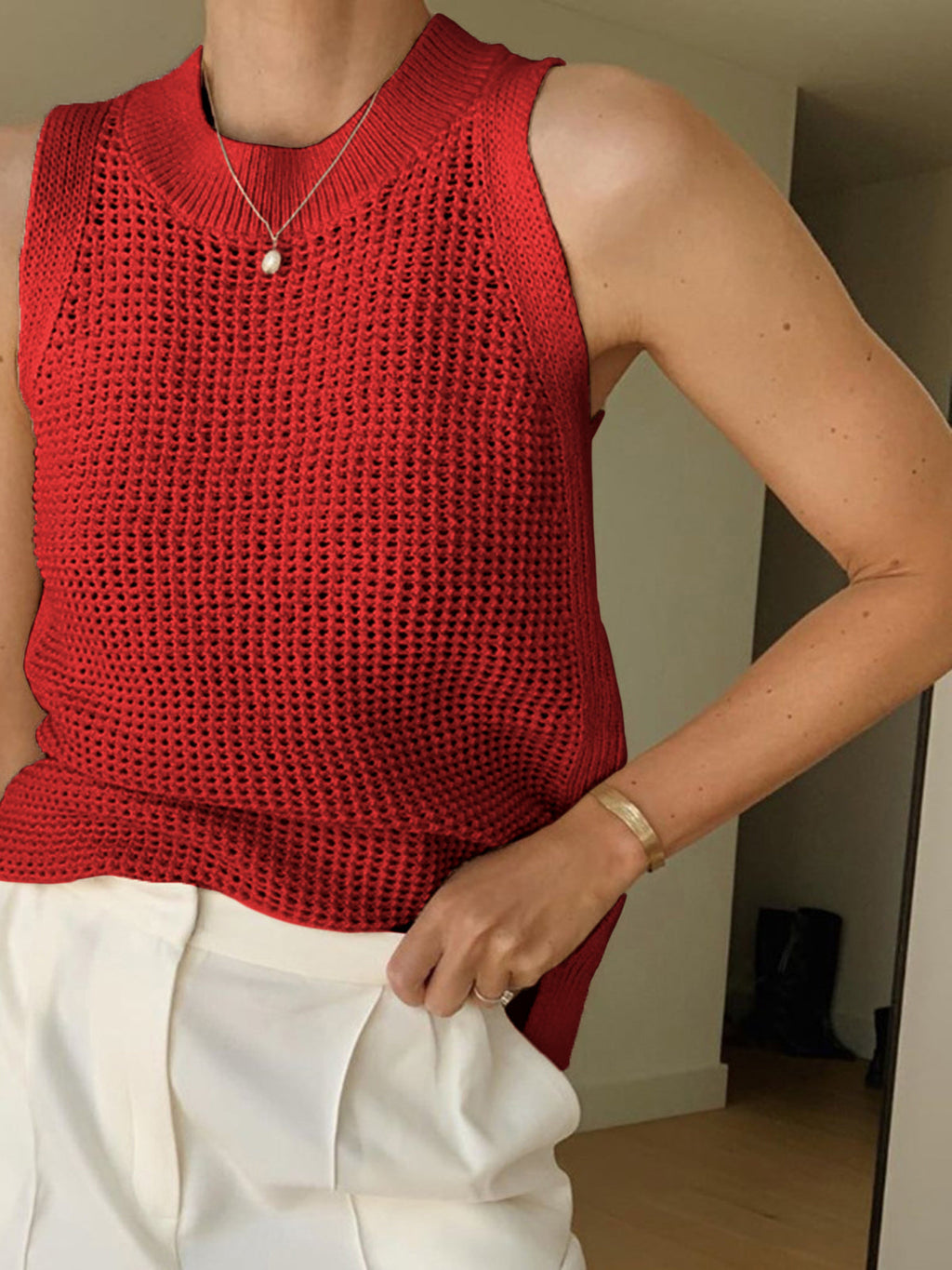 Top beige senza maniche in maglia traforata