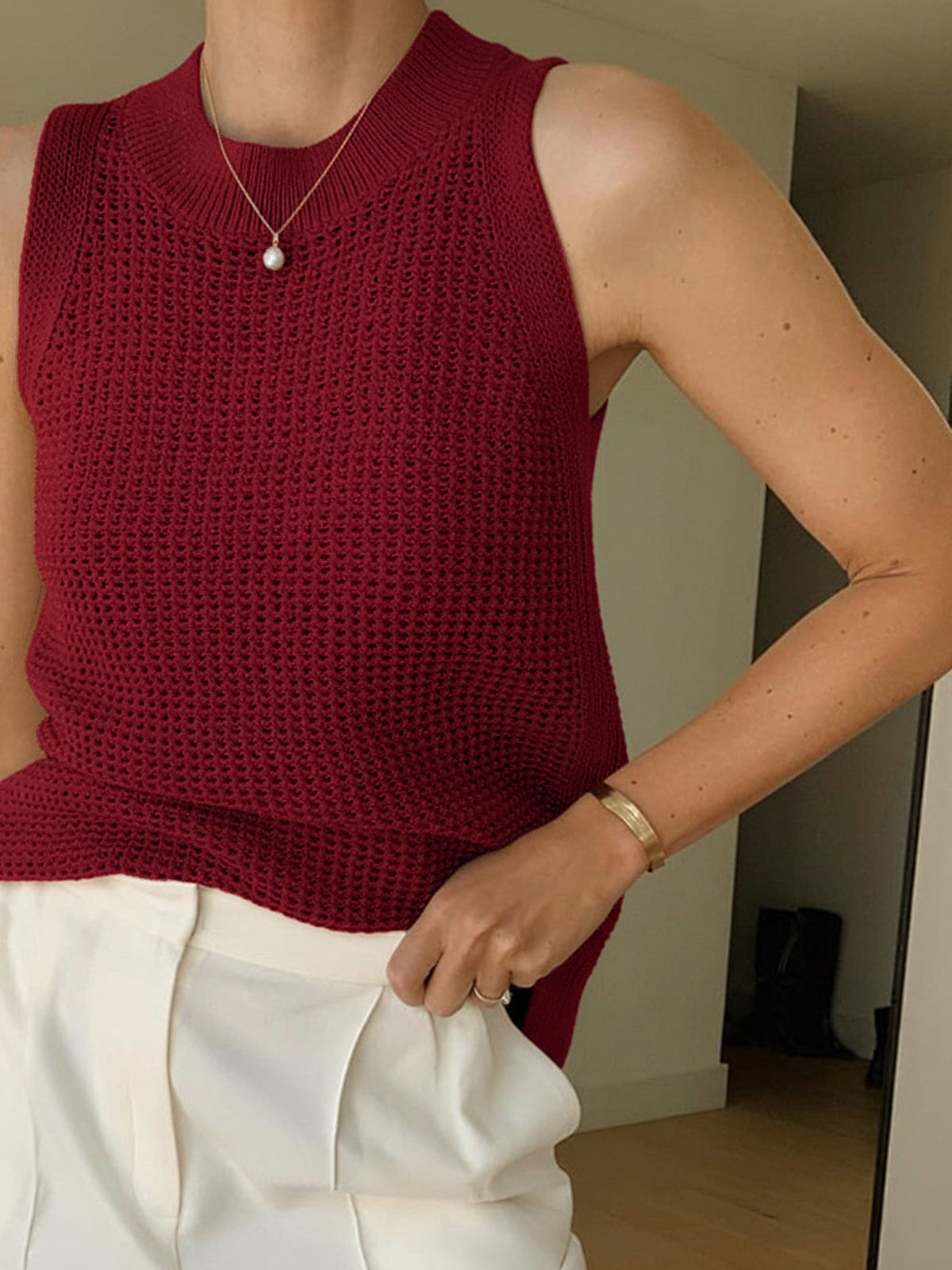 Top beige senza maniche in maglia traforata