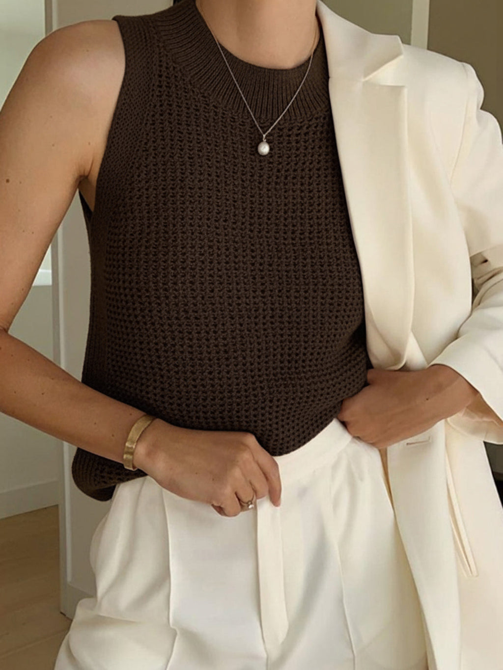 Top beige senza maniche in maglia traforata