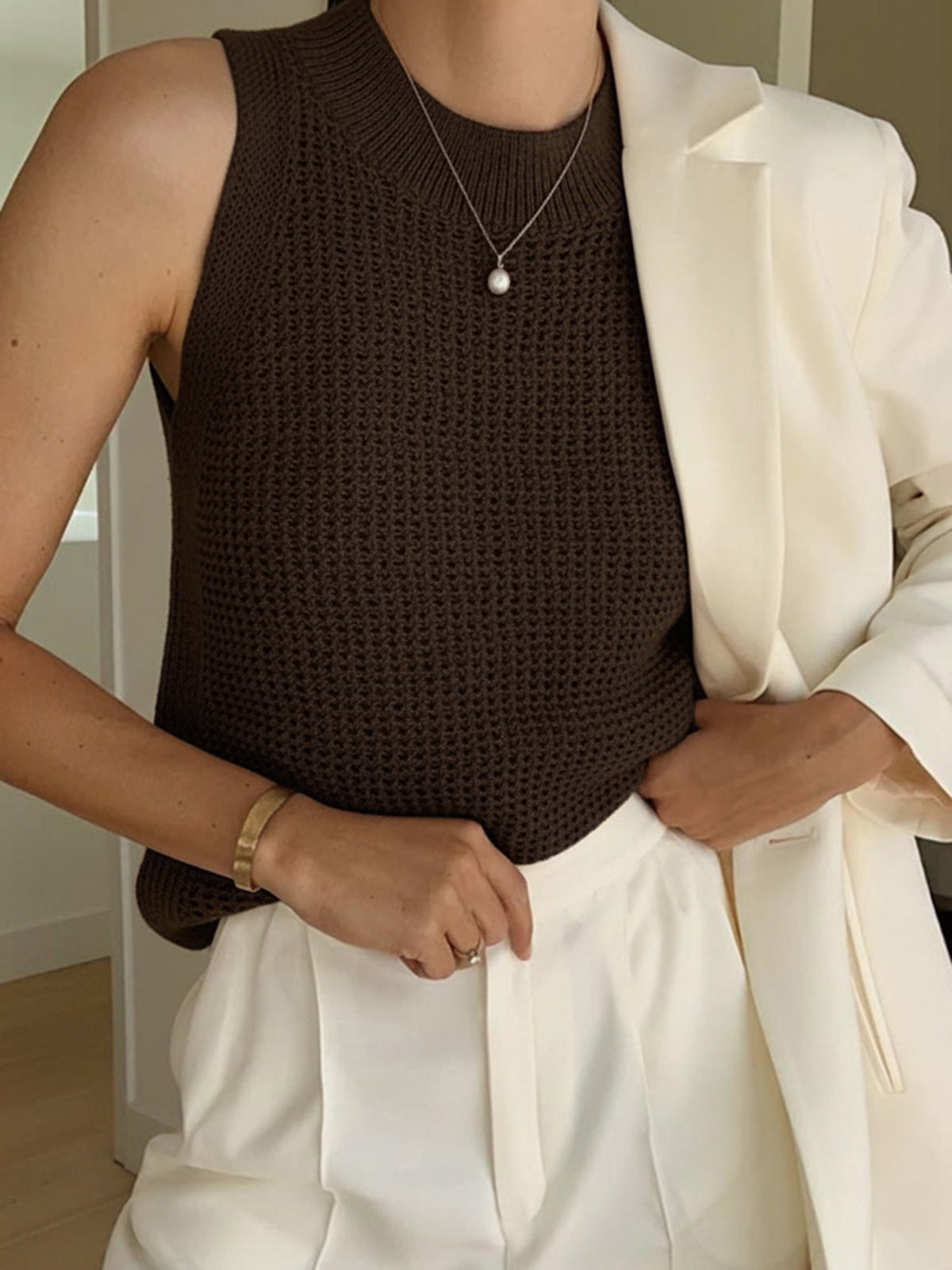 Top beige senza maniche in maglia traforata