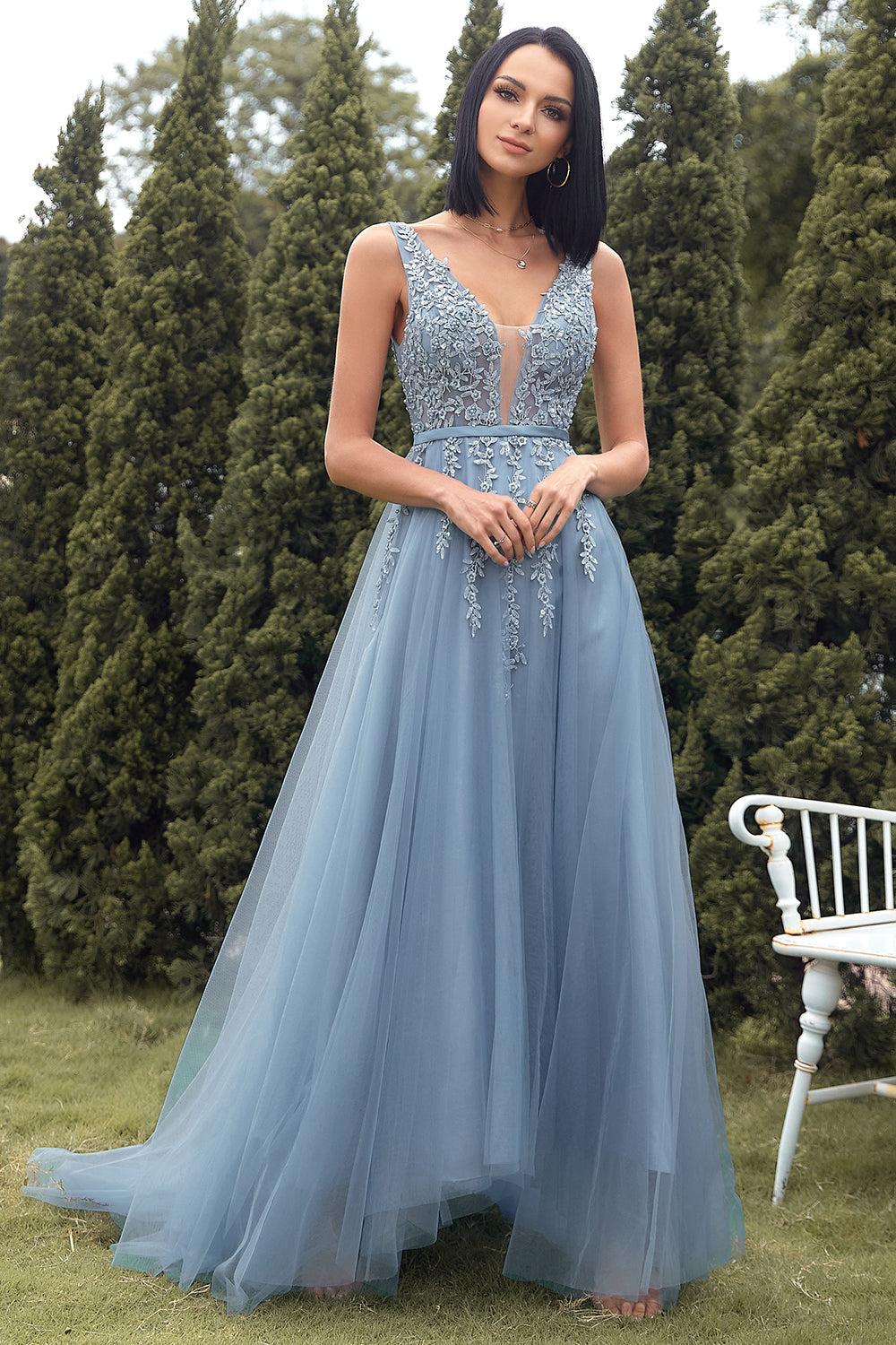 Abito da ballo in tulle blu con applicazioni in pizzo