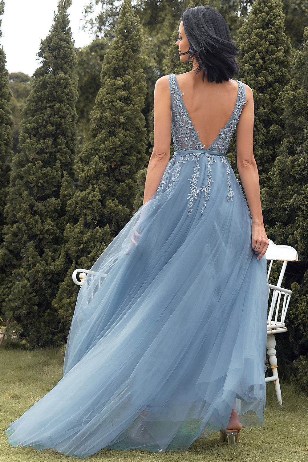 Abito da ballo in tulle blu con applicazioni in pizzo