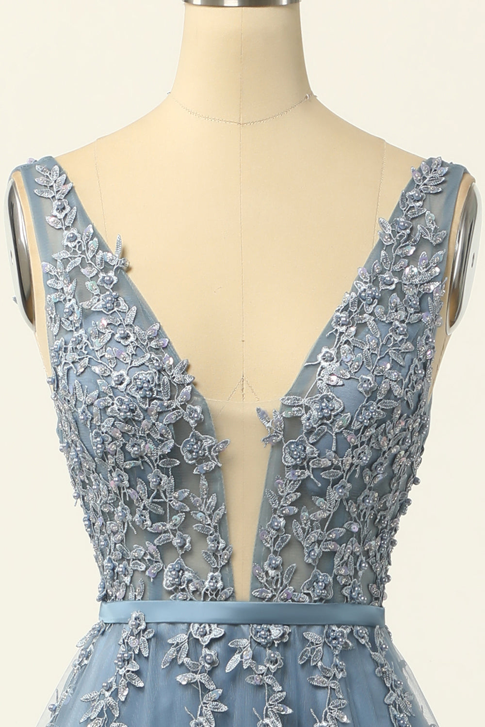 Abito da ballo in tulle blu con applicazioni in pizzo
