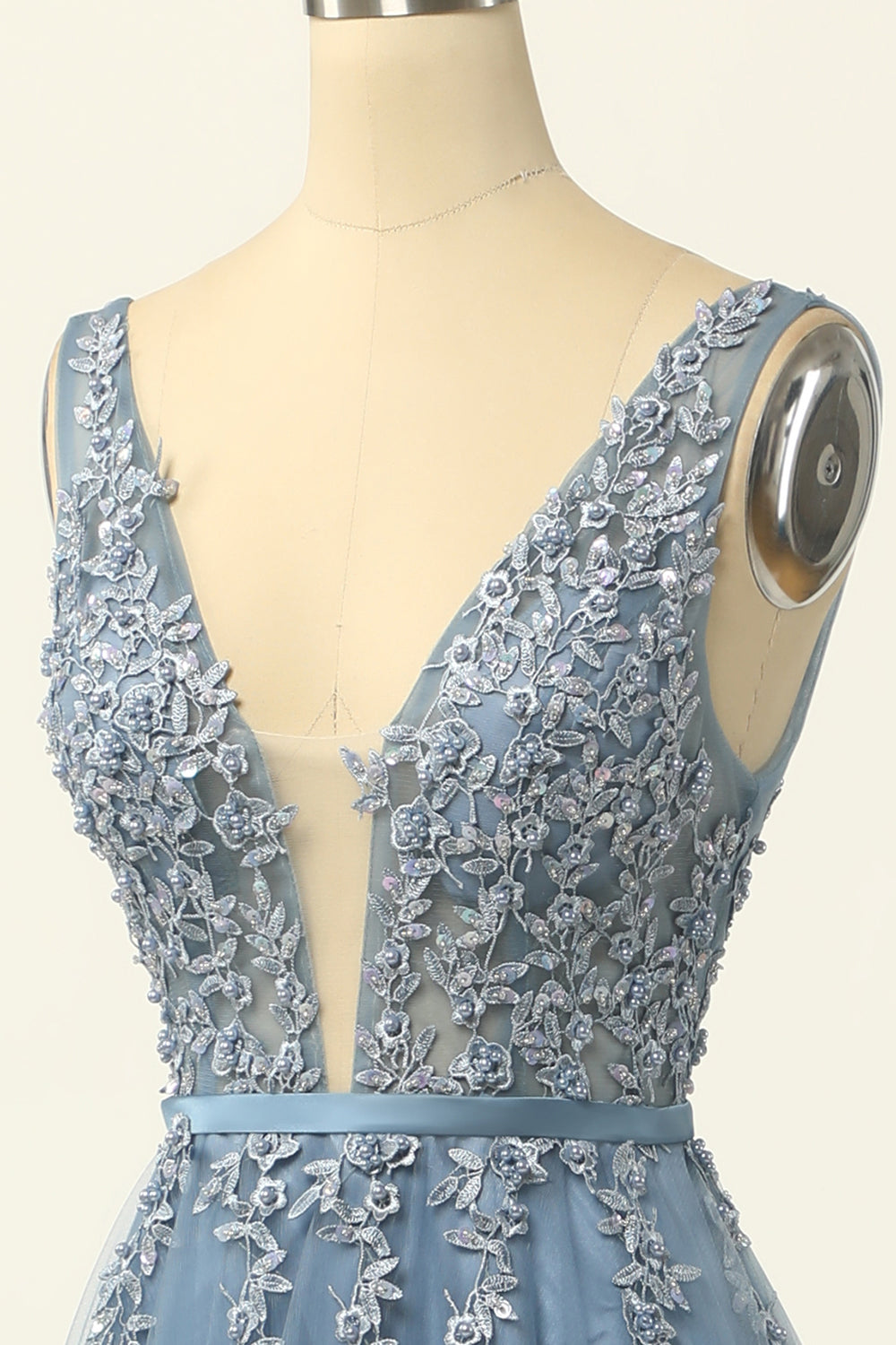 Abito da ballo in tulle blu con applicazioni in pizzo