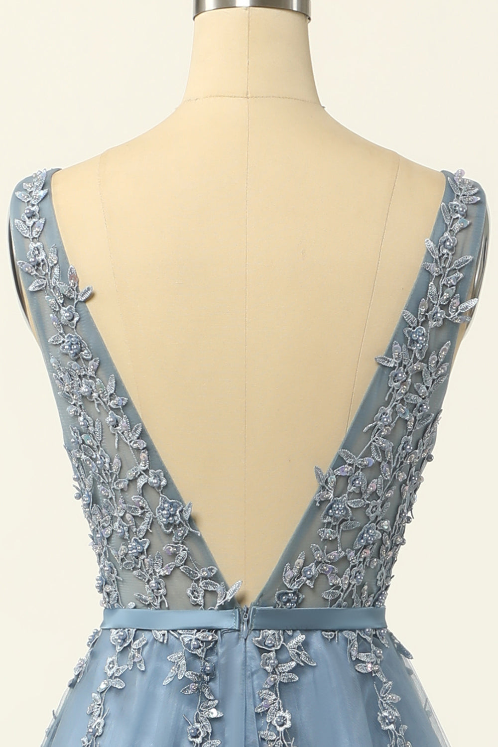 Abito da ballo in tulle blu con applicazioni in pizzo
