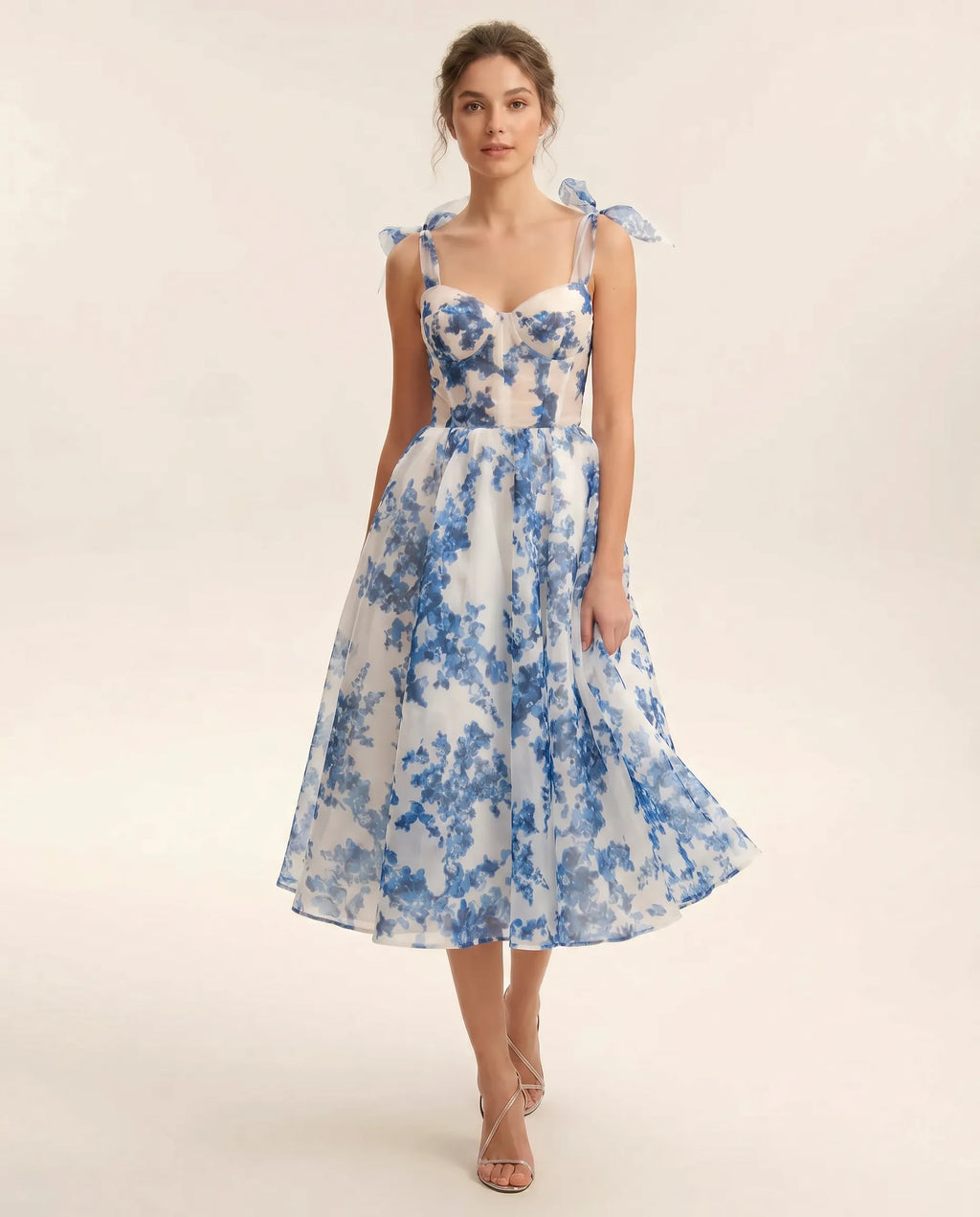 Abito lungo bianco con stampa floreale blu