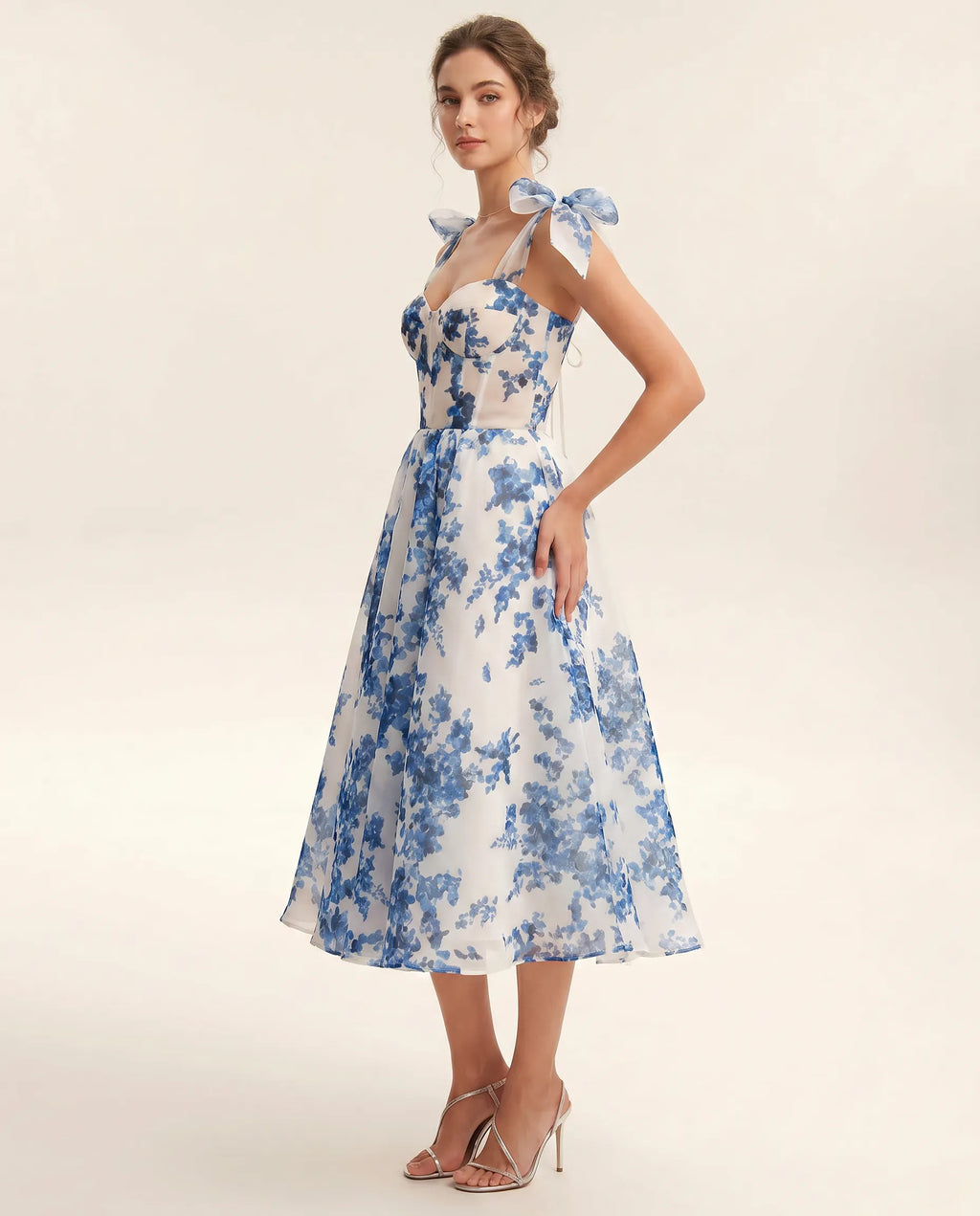 Abito lungo bianco con stampa floreale blu