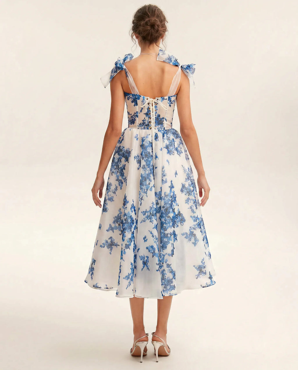Abito lungo bianco con stampa floreale blu