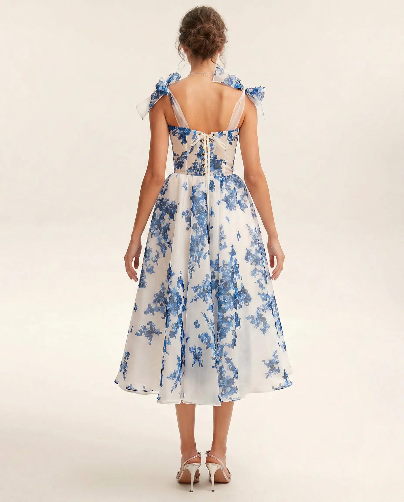 Abito lungo bianco con stampa floreale blu
