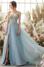 Abito lungo in tulle azzurro con ricami e perline