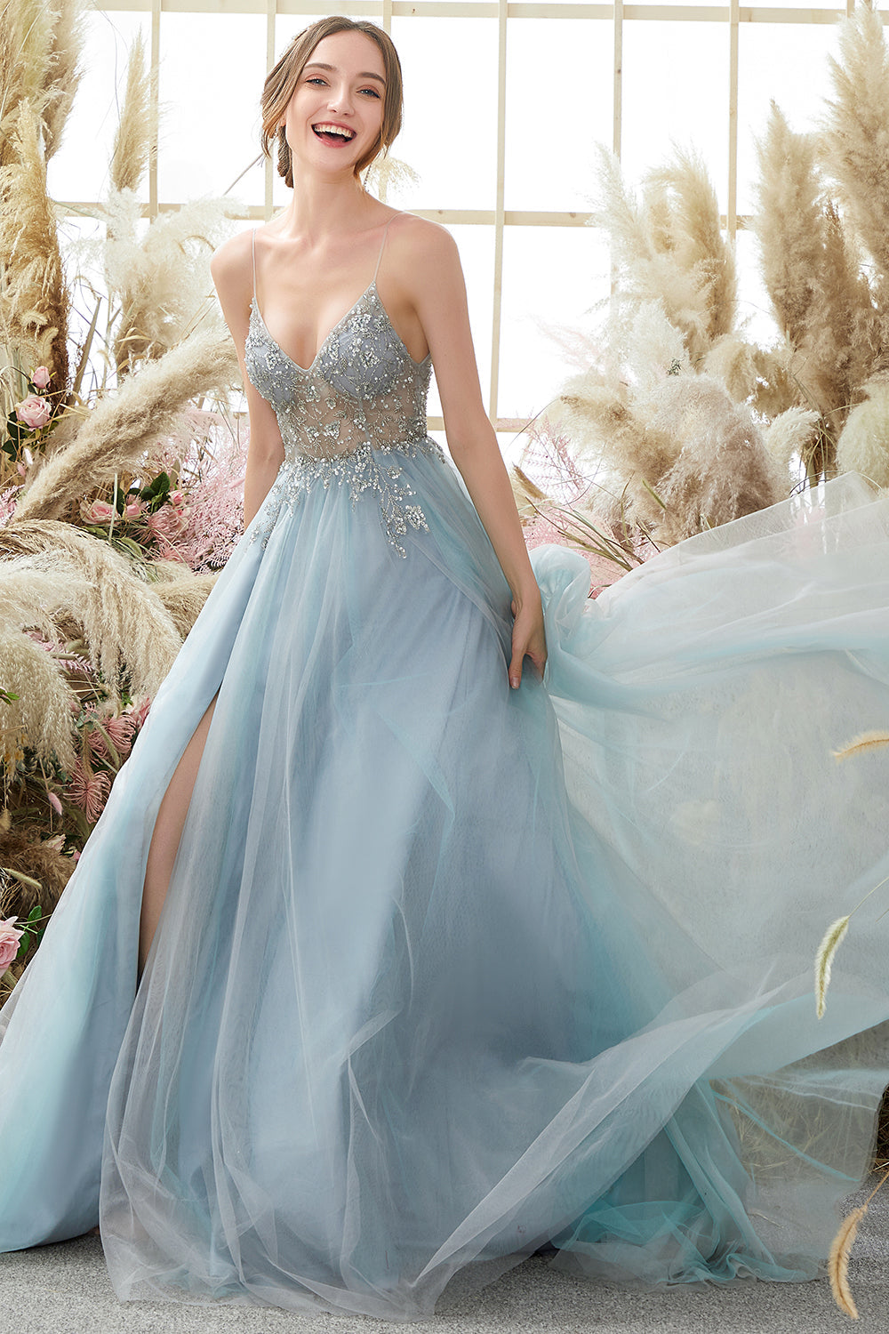 Abito lungo in tulle azzurro con ricami e perline
