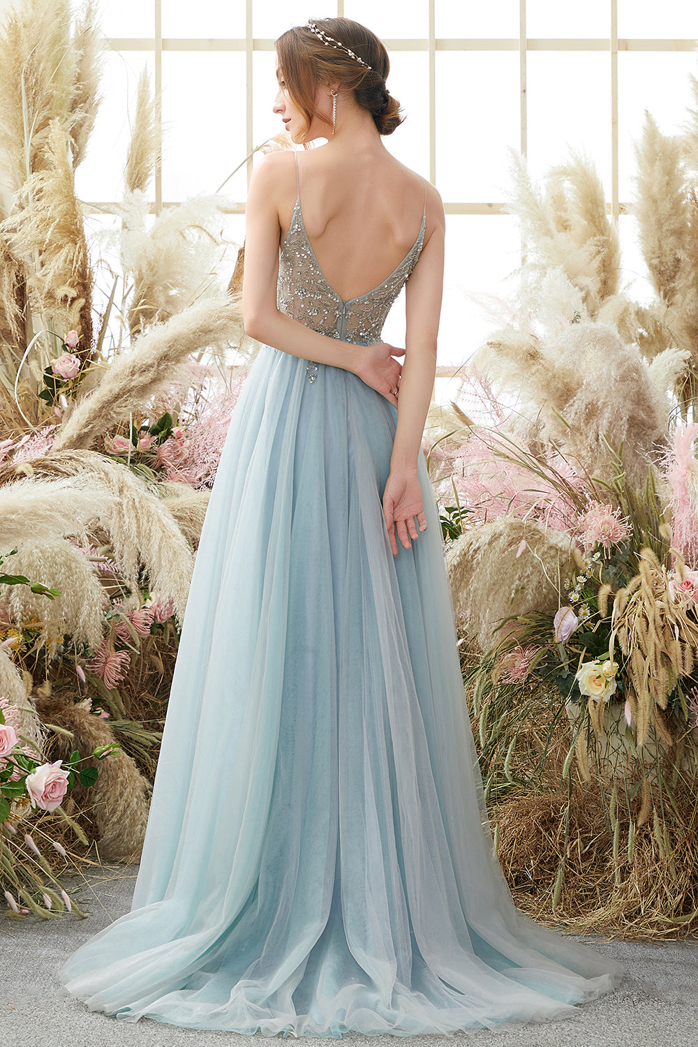 Abito lungo in tulle azzurro con ricami e perline