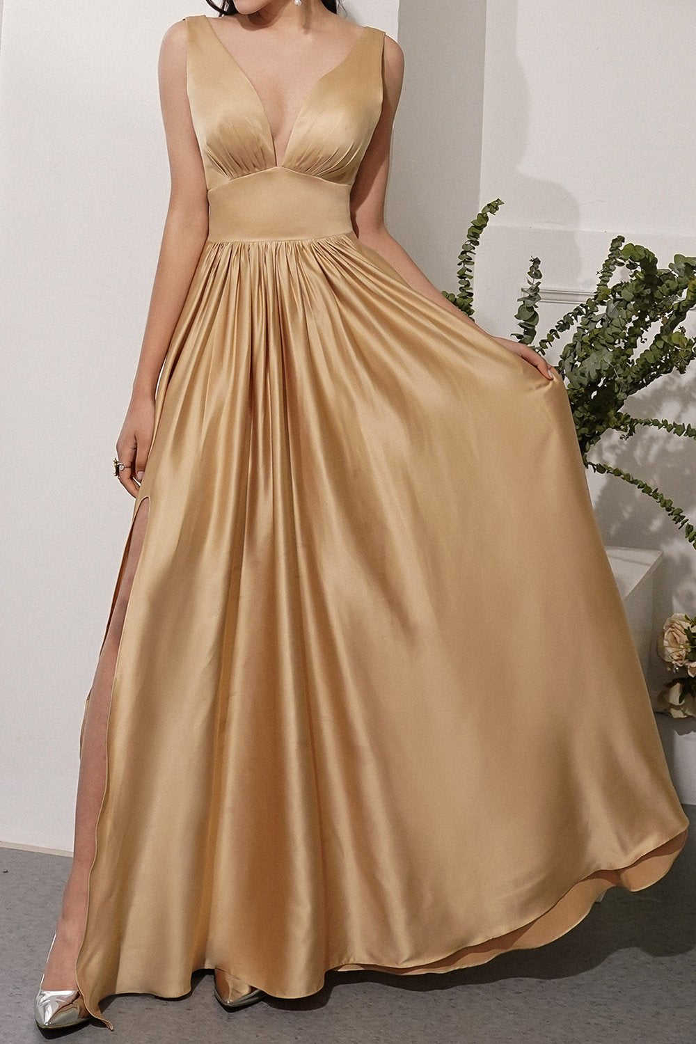 Abito lungo oro con scollo a V e spacco – Oro Scintillante