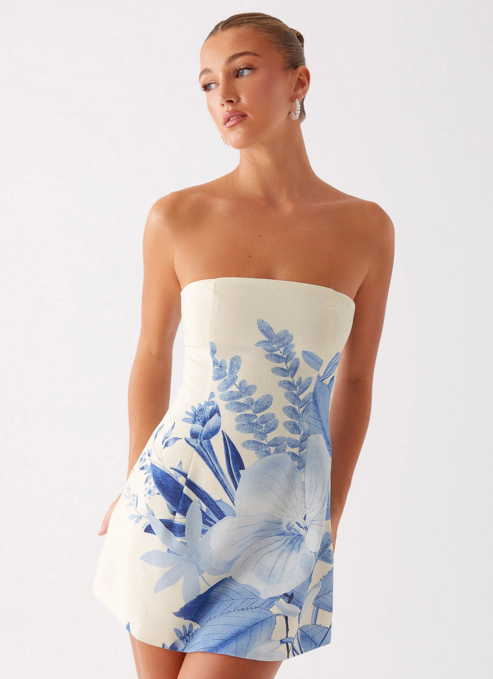 Abito corto strapless con stampa floreale blu