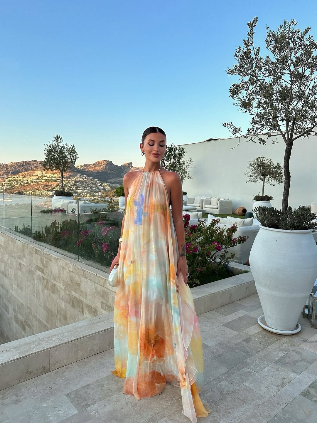 Abito lungo giallo con scollo halter in chiffon