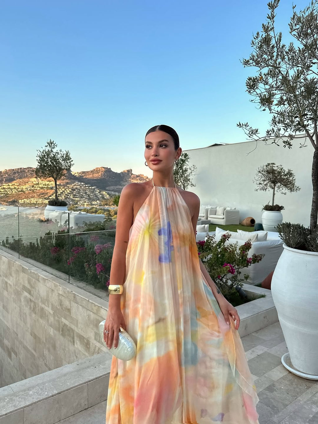 Abito lungo giallo con scollo halter in chiffon