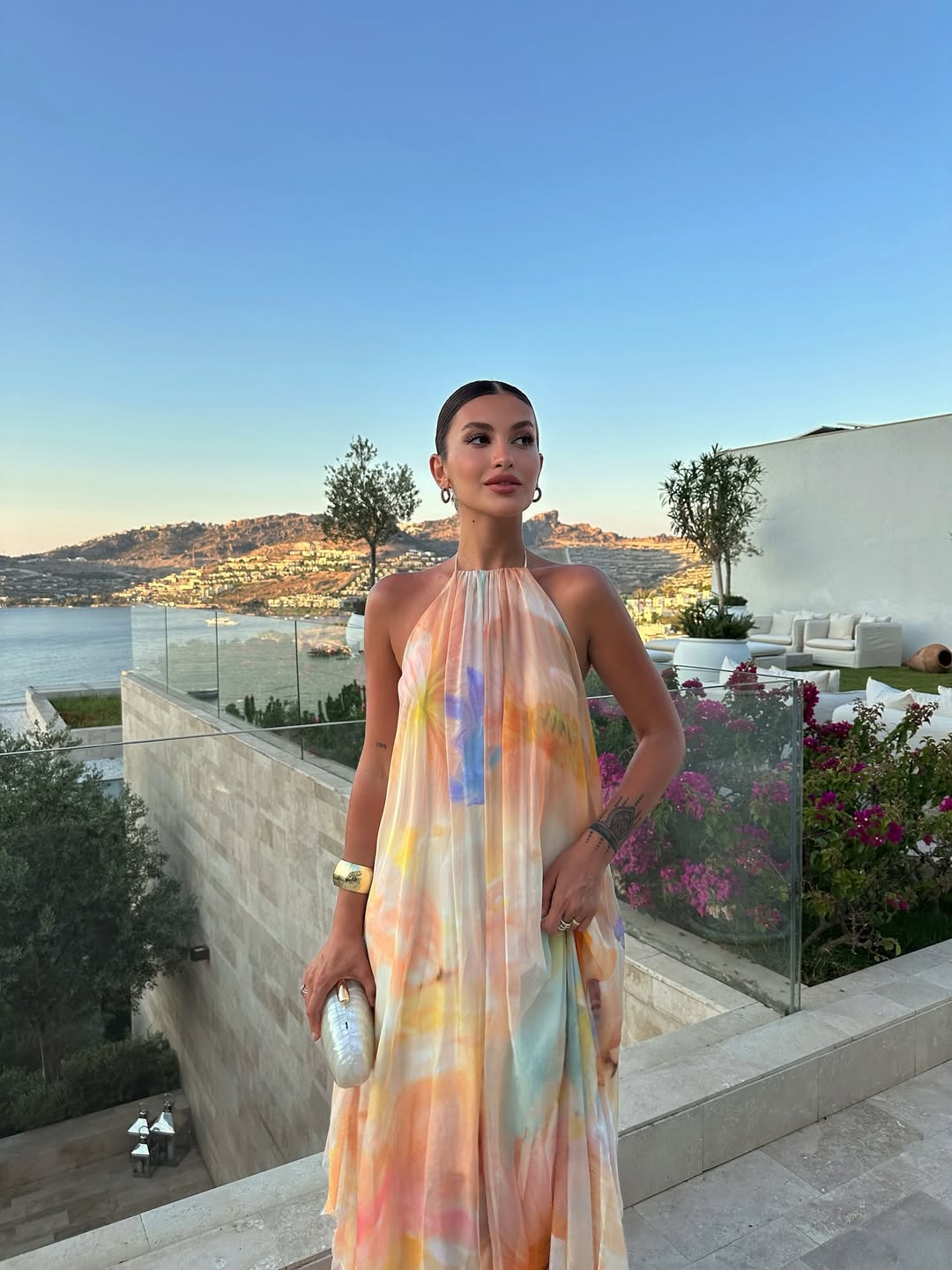 Abito lungo giallo con scollo halter in chiffon