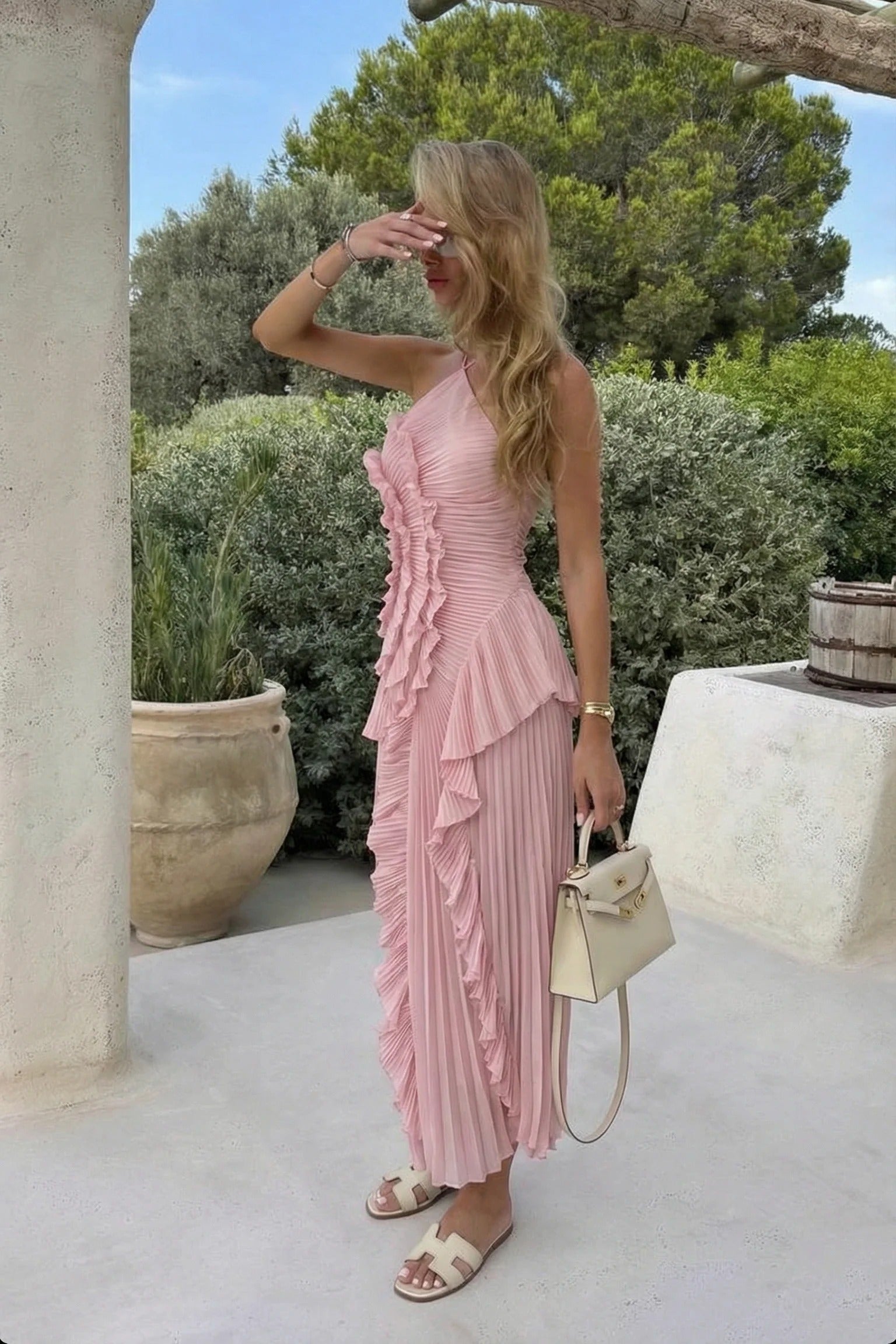 Abito lungo viola con volant e scollo halter