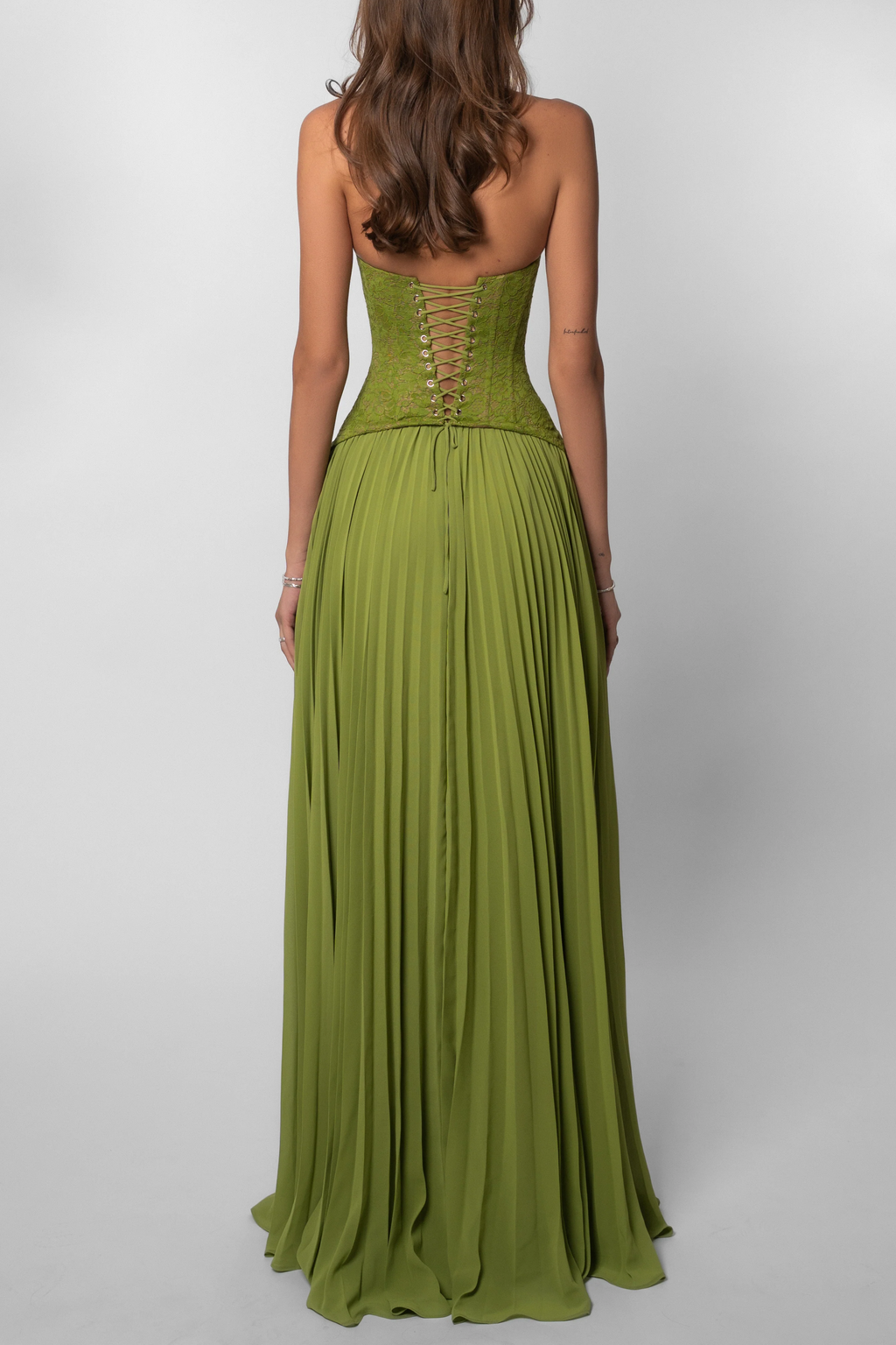 Abito lungo verde corsetto in pizzo con gonna plissé – Kenley