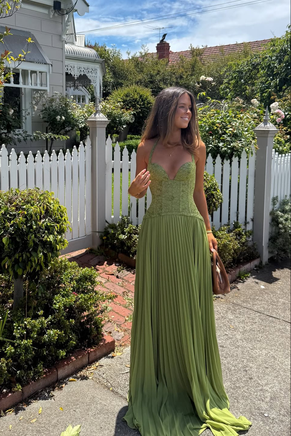 Abito lungo verde corsetto in pizzo con gonna plissé – Kenley