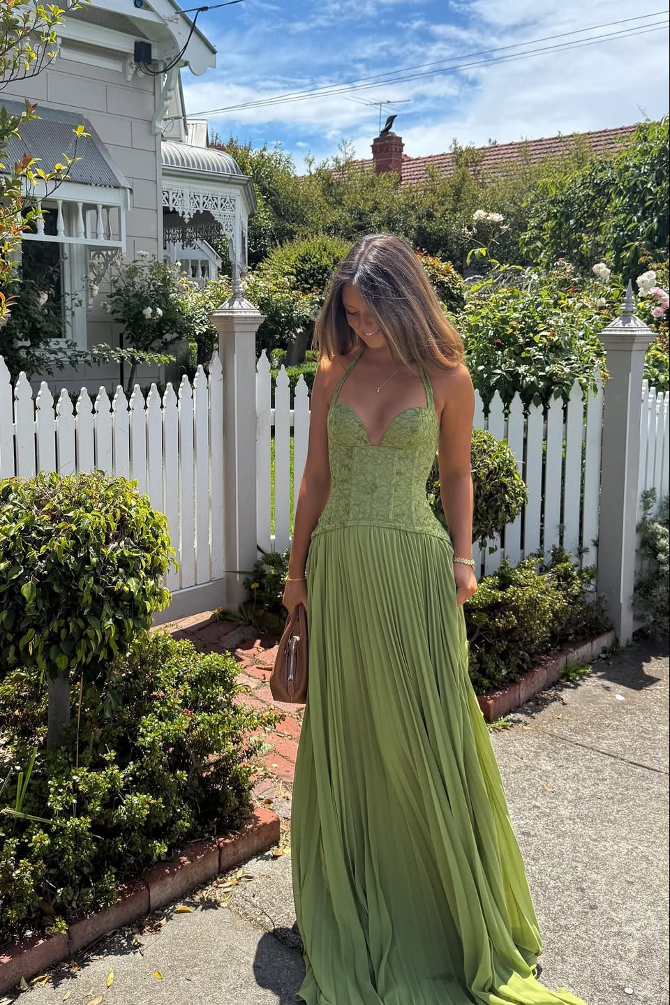 Abito lungo verde corsetto in pizzo con gonna plissé – Kenley