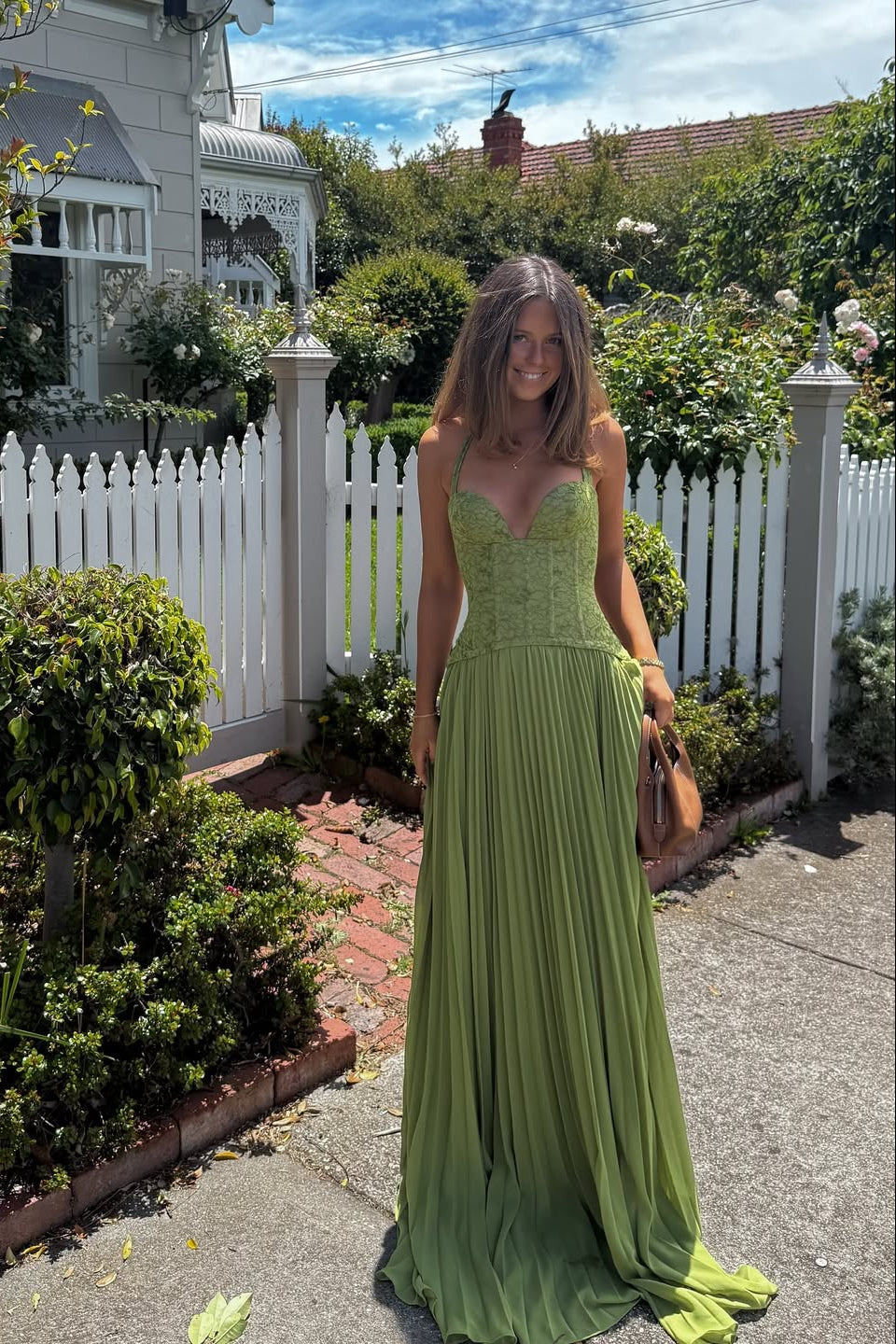 Abito lungo verde corsetto in pizzo con gonna plissé – Kenley