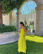 Abito lungo giallo lime con scollo halter e pieghe