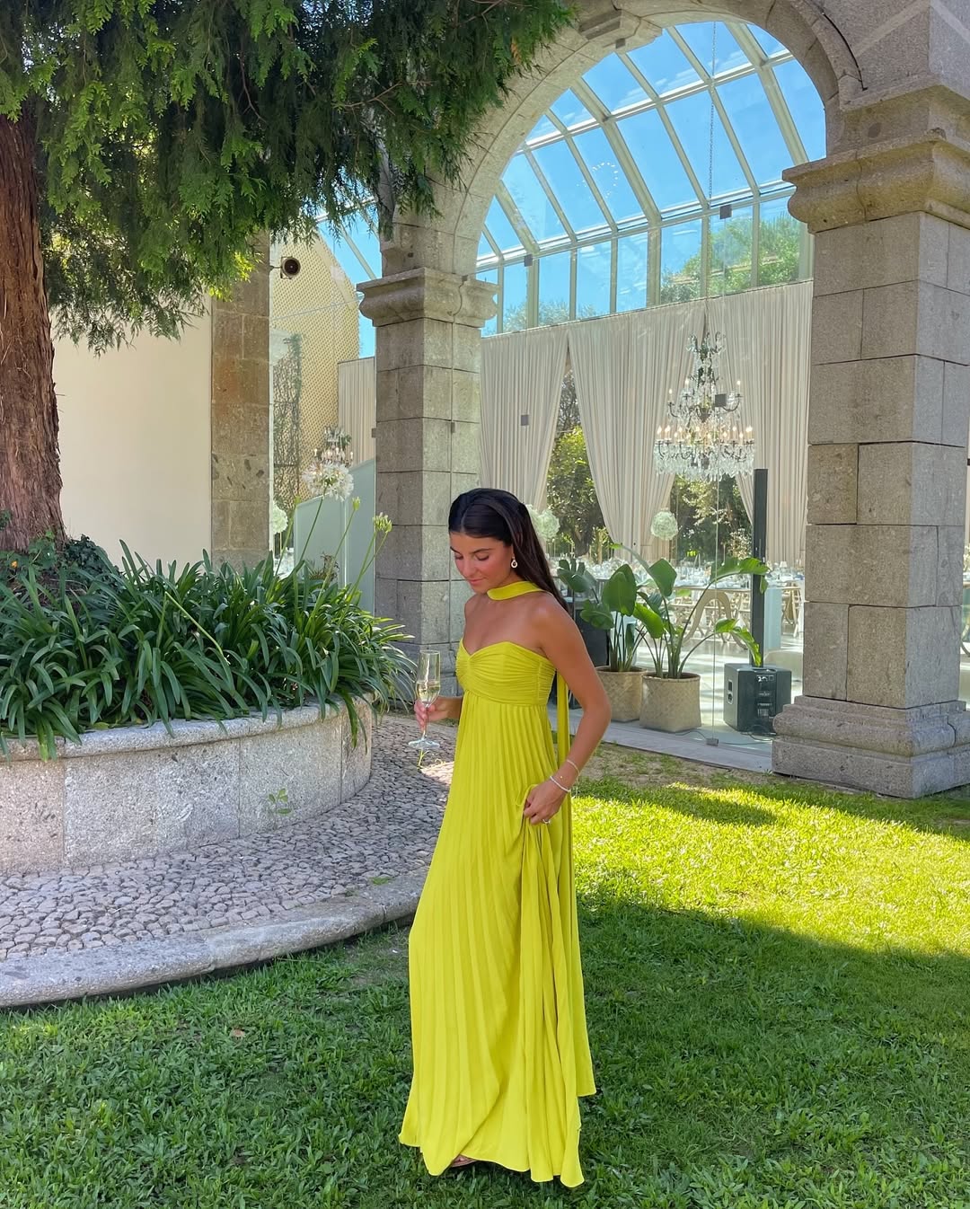 Abito lungo giallo lime con scollo halter e pieghe