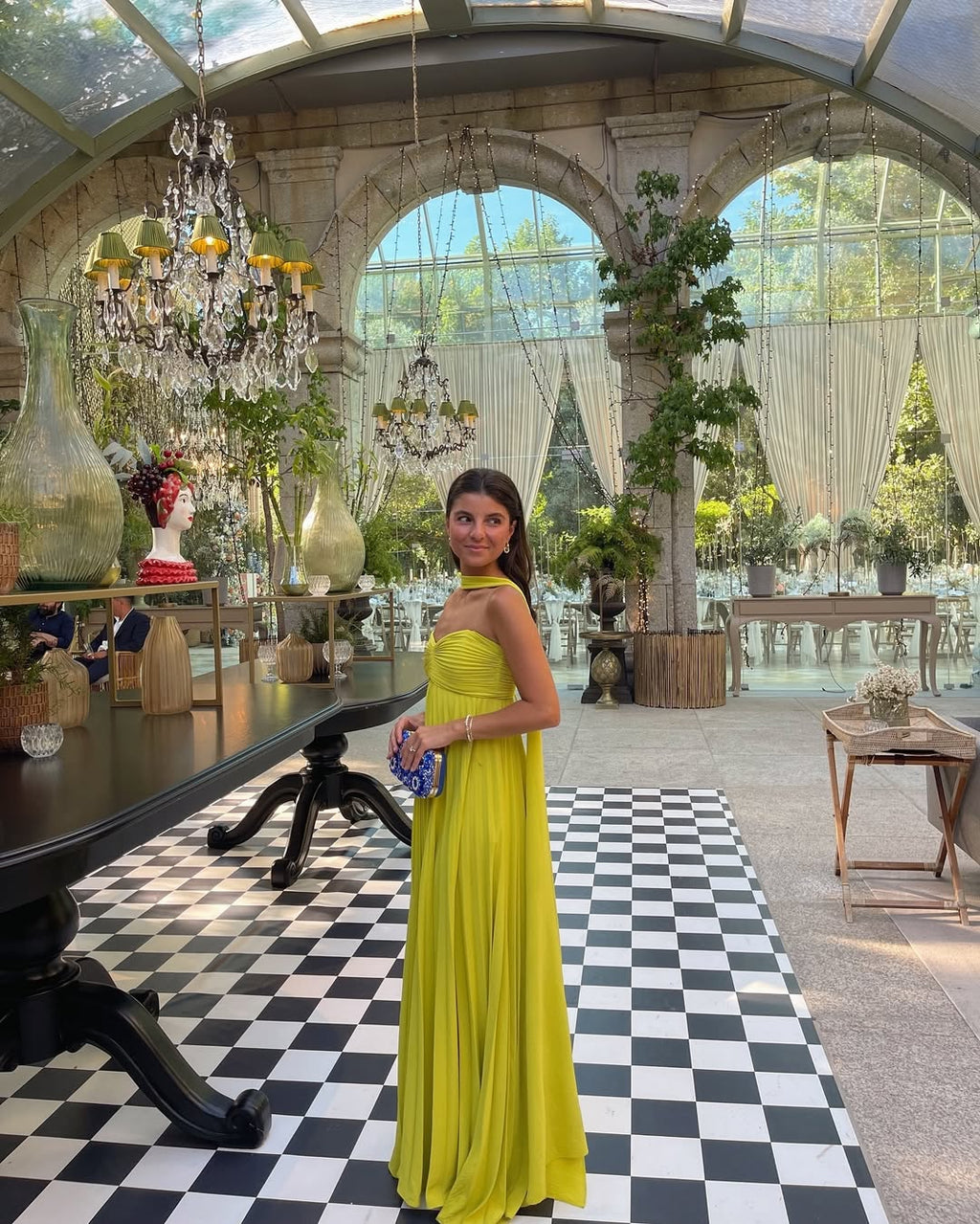 Abito lungo giallo lime con scollo halter e pieghe