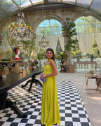 Abito lungo giallo lime con scollo halter e pieghe