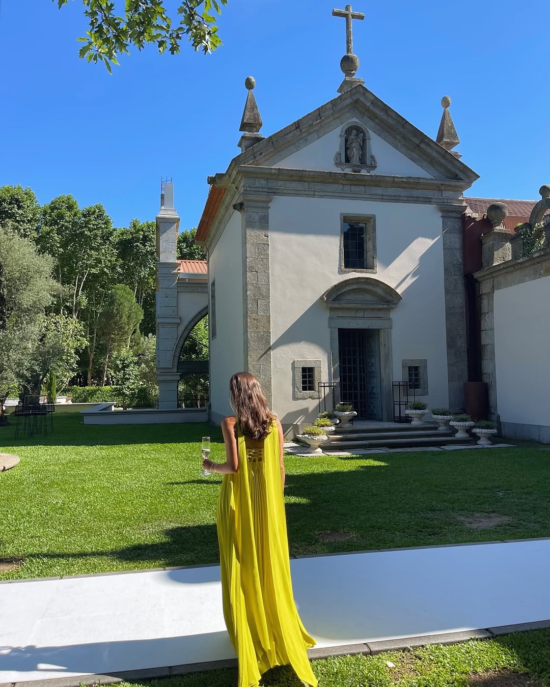 Abito lungo giallo lime con scollo halter e pieghe